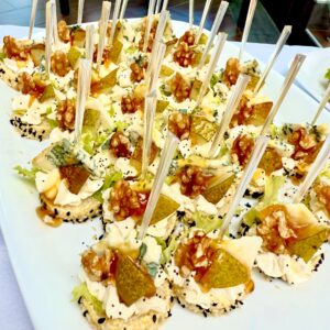 Хапка с Рокфор, круша, мед и орехи
