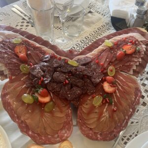 Плато с подбрани деликатесни мезета микс /800гр./